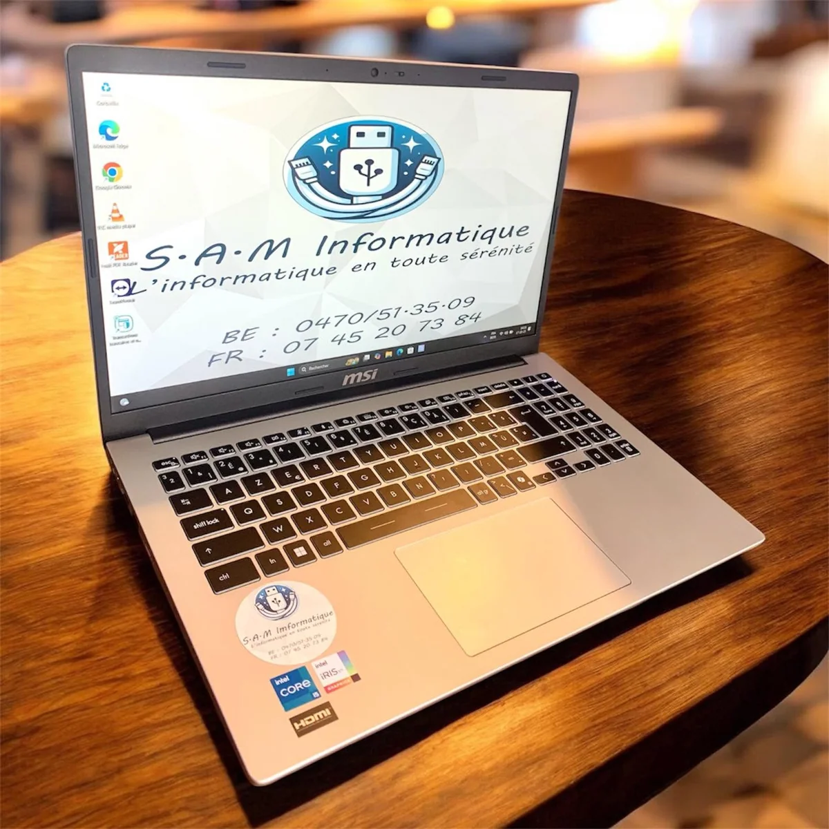 Ordinateur portable MSI préparé avec le fond d’écran S.A.M Informatique