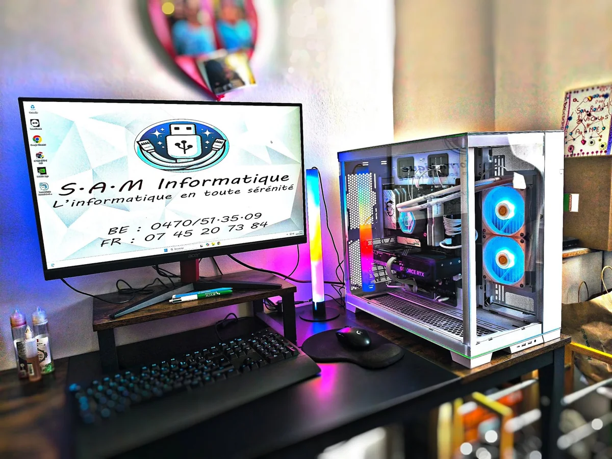 PC blanc avec boîtier panoramique et ventilateurs lumineux