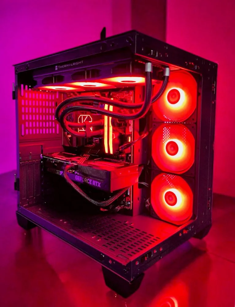 PC ouvert avec trois ventilateurs rouges et refroidissement liquide