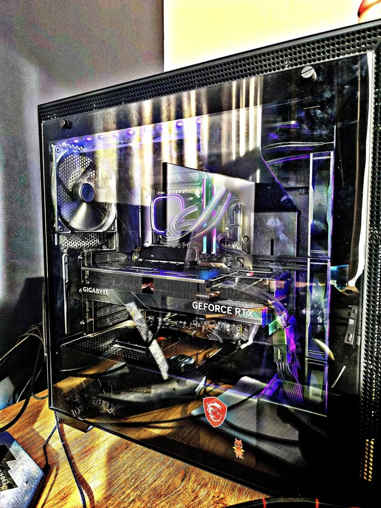 PC vitré avec refroidissement liquide et éclairage violet