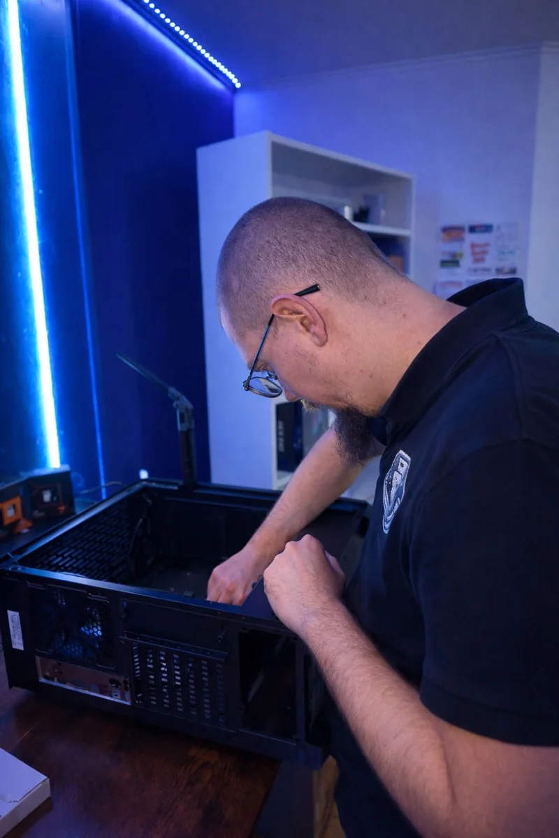Réparation d’un ordinateur ouvert à l’atelier S.A.M Informatique